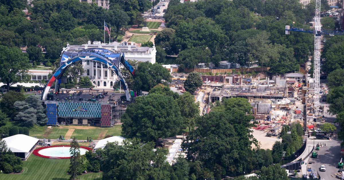 Workers continue building the cage for a future UFC fight on the South Lawn in front of the White House, Friday, June 5, 2026, in Washington (AP Photo/Allison Robbert)