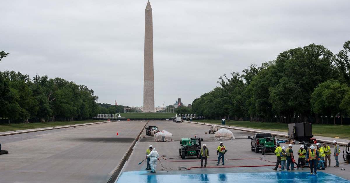 Crews spray a new blue coating on the Lincoln Memorial Reflecting Pool on April 25, 2026 in Washington, DC (Andrew Leyden/Getty Images)