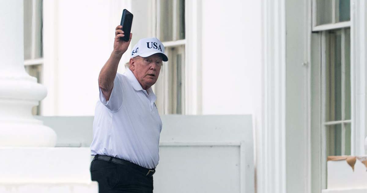 Rumors claimed Donald Trump threatened to leave the Republican Party after facing criticism from GOP senators and growing political pressure (Aaron Schwartz/Getty Images)