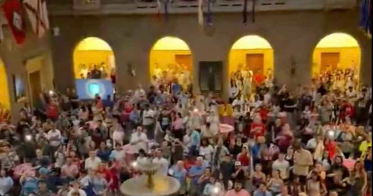 Brooke Rollins shared video showing hundreds gathered inside the Agriculture Department building as the national anthem rang through (Screengrab X@SecRollins)