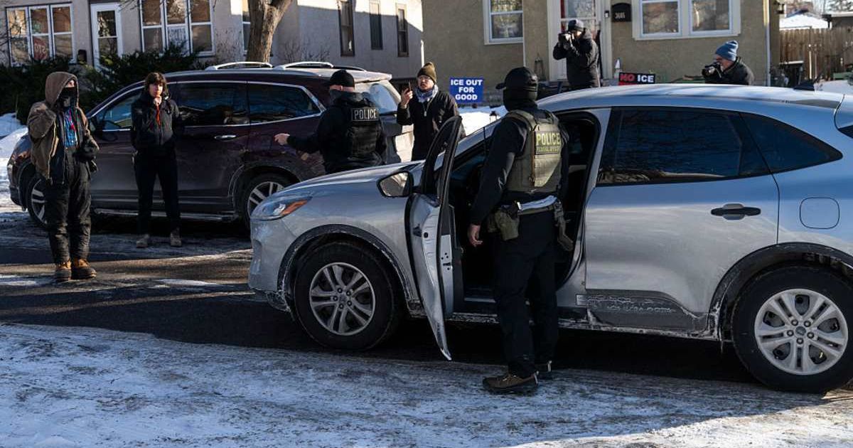 ICE abruptly changes arrest strategy after two deadly encounters, suspends most vehicle stops nationwide. (Getty Images)