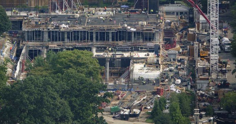 Fact Check: Does the photo show White House turned into a messy construction site?