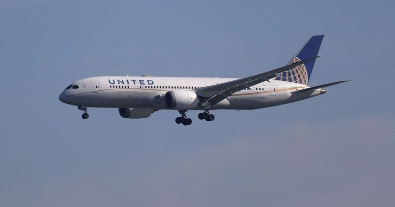 Fact Check: Did United Airlines offer free flight changes to avoid Trump airport?
