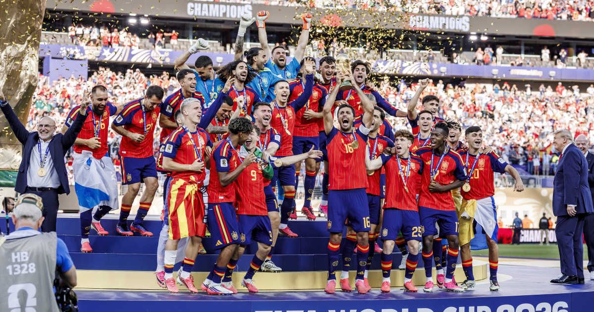 FIFA officials allegedly ordered Spain's players not to let Trump touch the 2026 World Cup trophy (Getty Images)