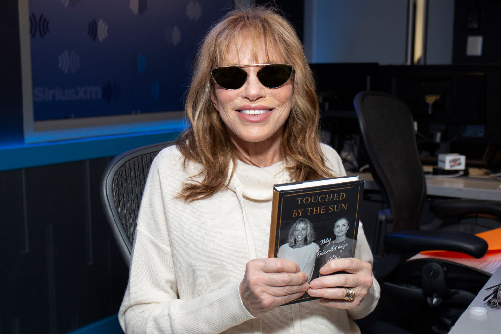 Celebrities Visit SiriusXM - October 23, 2019 NEW YORK, NEW YORK - OCTOBER 23: Carly Simon visits SiriusXM Studios on October 23, 2019 in New York City. (Photo by Santiago Felipe/Getty Images)