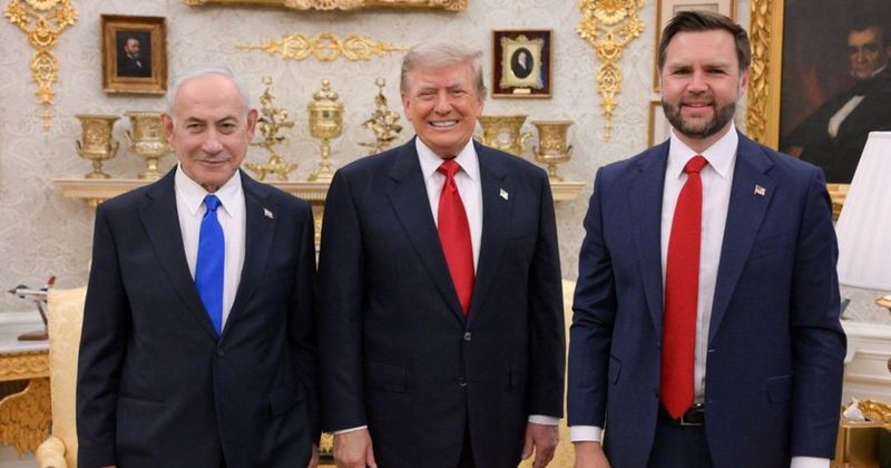Body language expert decodes meaning behind Netanyahu, Trump and JD Vance's photo