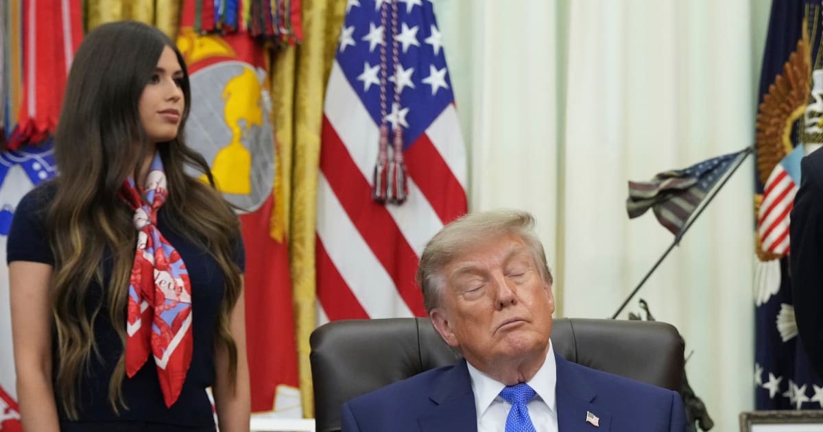 Fact Check: Did a WH aide use a belly-button device to wake Trump when he dozed off?