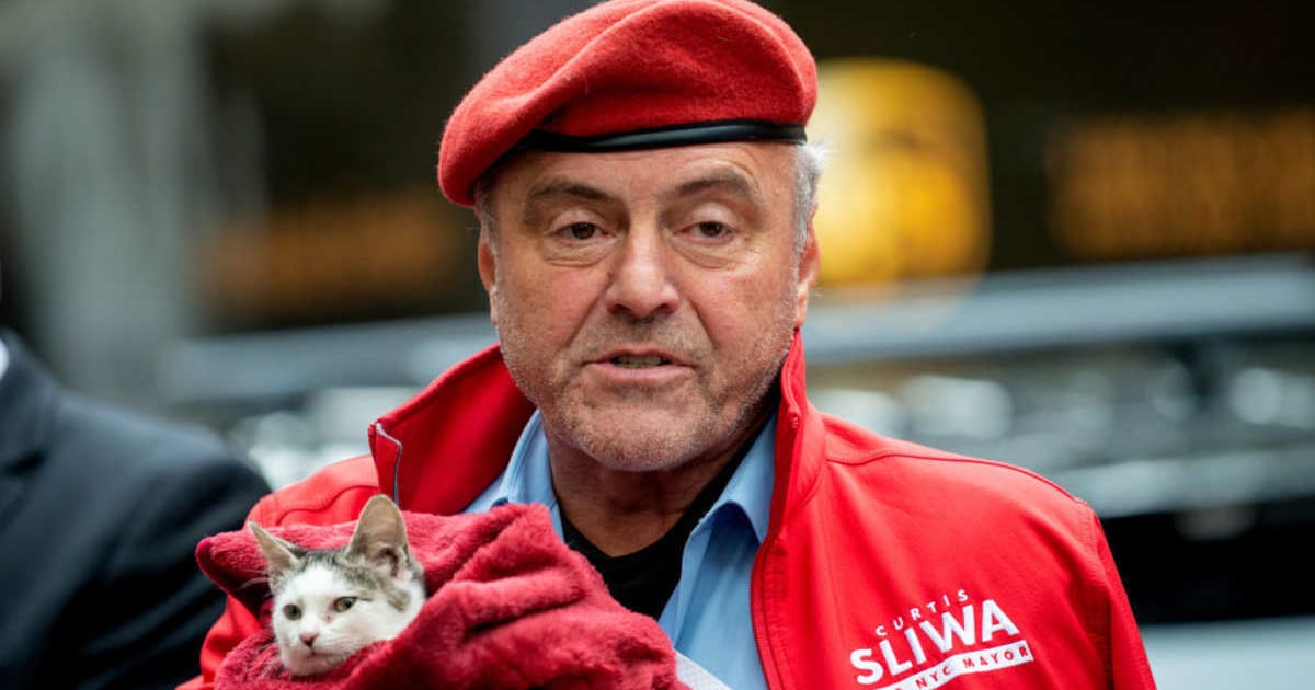Curtis Sliwa, holding his cat Gizmo, speaks before voting on the Upper West Side on November 2, 2021 in New York City (Getty Images)