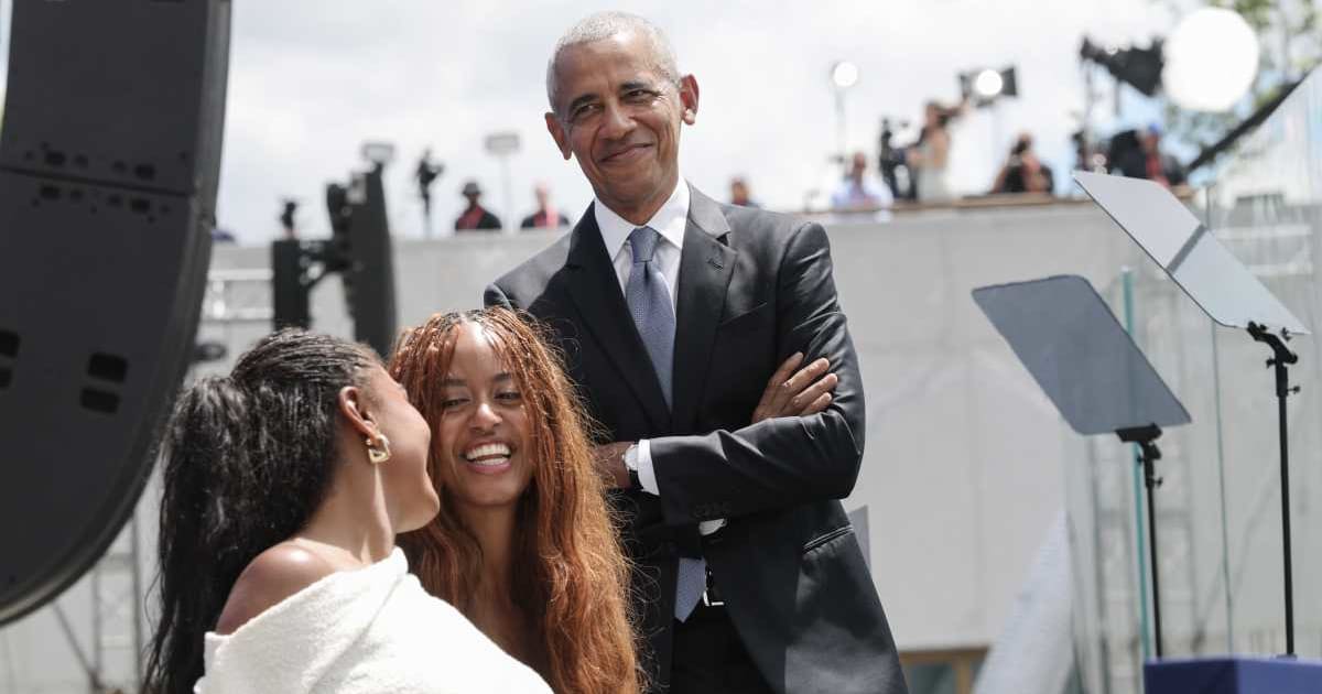 A social media rumor claims former President Barack Obama was once moved from Air Force One, leaving his wife and kids behind due to death threats (Getty Images)