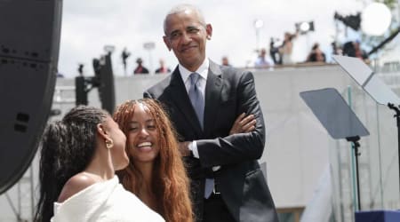Fact Check: Did Obama once leave his wife and daughters on Air Force One due to death threats?