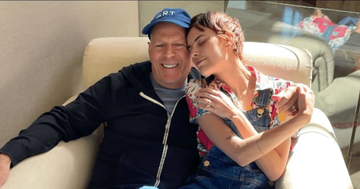 Bruce Willis made a rare appearance at daughter Tallulah Willis’ wedding to Justin Acee, where Chris Martin surprised the couple with a performance (Screengrab/@buuski/Instagram)