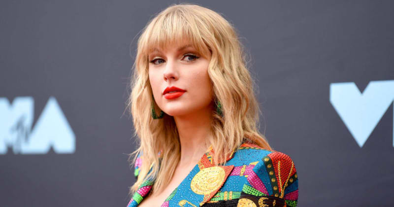 Taylor Swift debuts new hair, shows off massive Travis Kelce wedding ring at Oli Jacobs' wedding