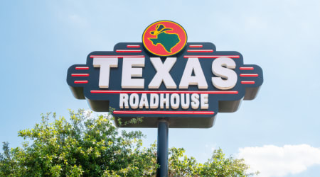 Fact Check: Did Texas Roadhouse servers contaminate Black customers’ food?