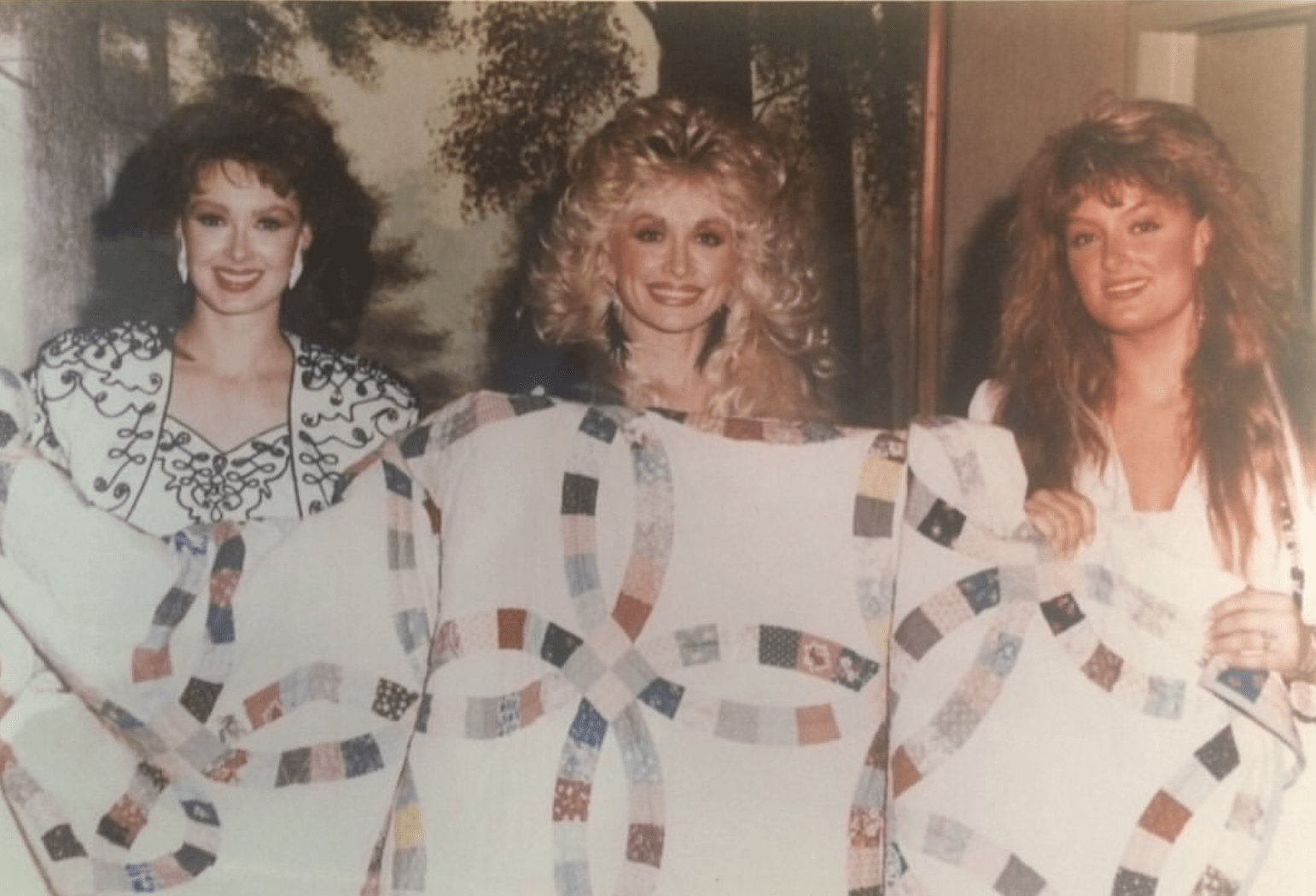 Dolly Parton's special gift to Ashley Judd's mother (@ashley_judd/Instagram)