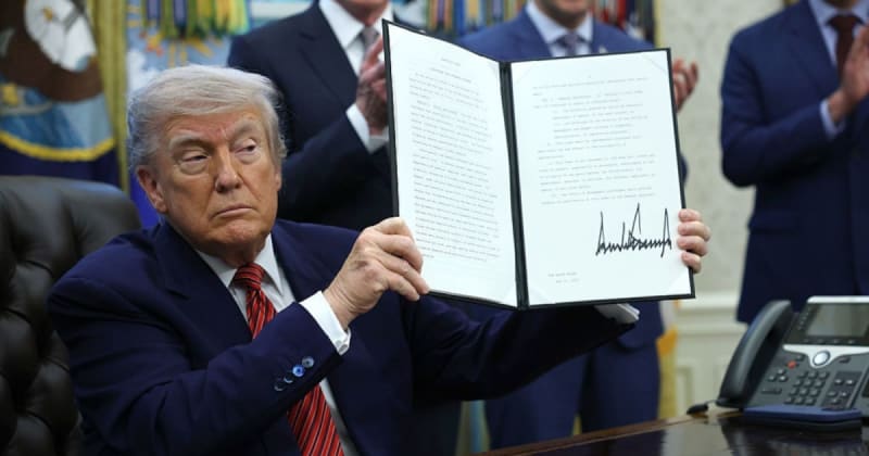 Trump is taking extreme stance on White House secrecy, legal experts warn