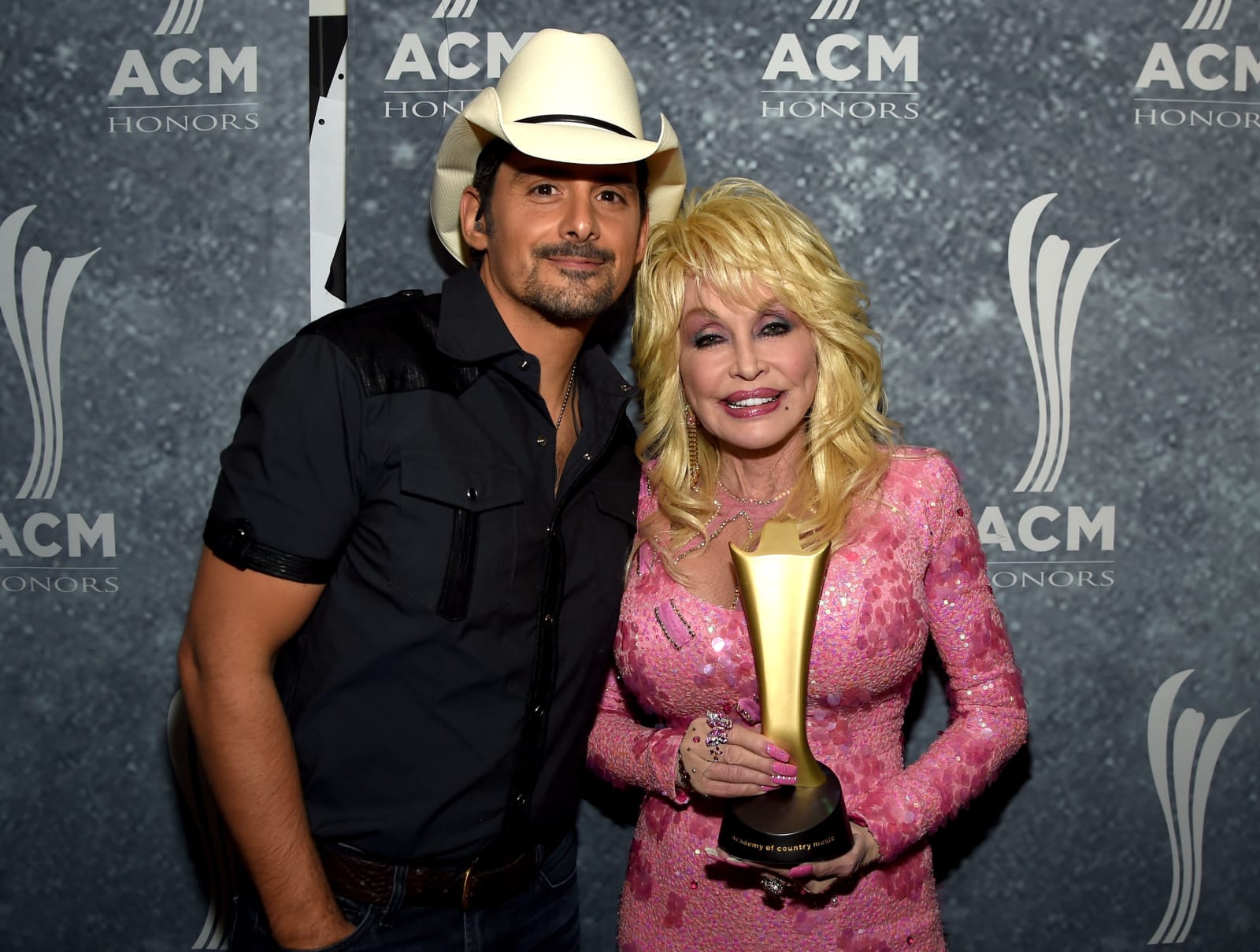 Brad Paisley and honoree Dolly Parton attend the 11th Annual ACM Honors at the Ryman Auditorium on August 23, 2017 in Nashville, Tennessee. (Photo by Rick Diamond/Getty Images for ACM)