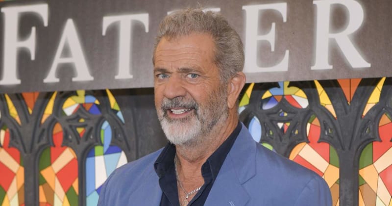 Mel Gibson apologizes after allegedly mocking sign language interpreter at fan event