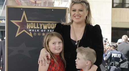 Kelly Clarkson's daughter tells her she 'likes watching her shine' as singer's talk show ends