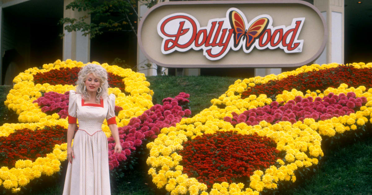 Dolly Parton poses for a portrait at Dollywood on October 24, 1988 in Pigeon Forge, Tennessee (Ron Davis/Getty Images)