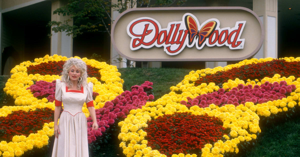 American singer and songwriter Dolly Parton poses for a portrait at Dollywood on October 24, 1988 in Pigeon Forge, Tennessee  (Ron Davis/Getty Images)