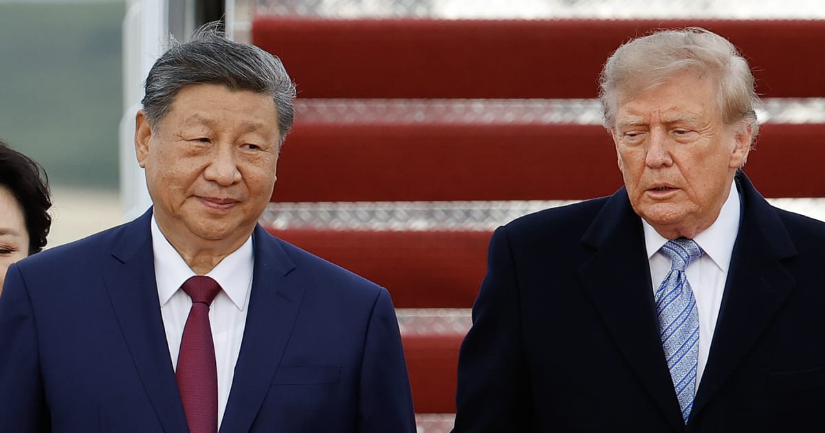  Chinese President Xi Jinping and President Donald Trump walk on the red carpet during an arrival ceremony on September 23, 2026, at Joint Base Andrews, Maryland (Getty Images)