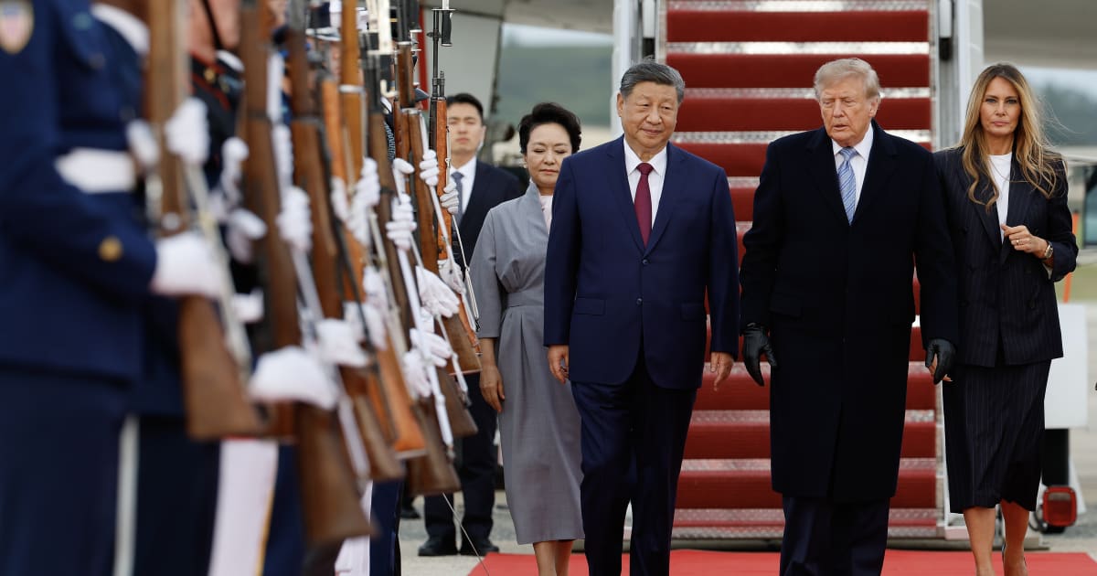 First Lady of China Peng Liyuan, Chinese President Xi Jinping, President Donald Trump, and First Lady Melania Trump walk on the red carpet during an arrival ceremony on September 23, 2026, at Joint Base Andrews, Maryland (Getty Images)