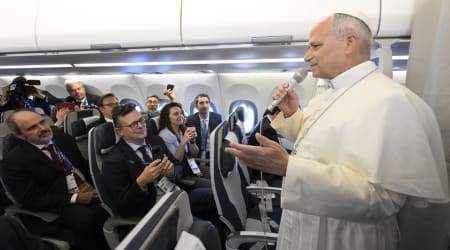 Pope Leo breaks silence on Trump's media ban and his response catches reporters off guard