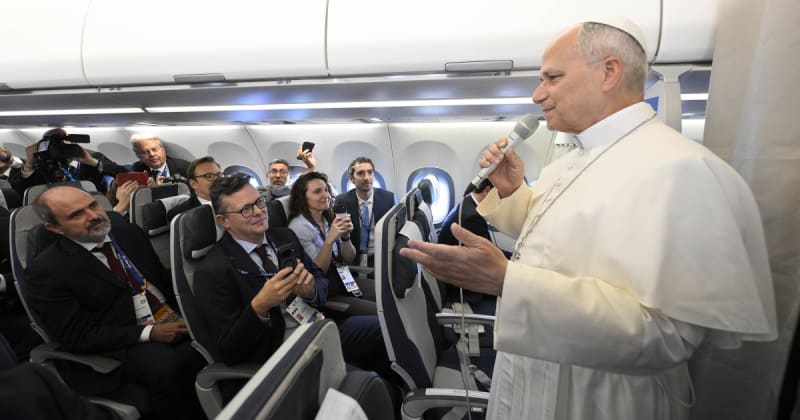 Pope Leo breaks silence on Trump's media ban and his response catches reporters off guard