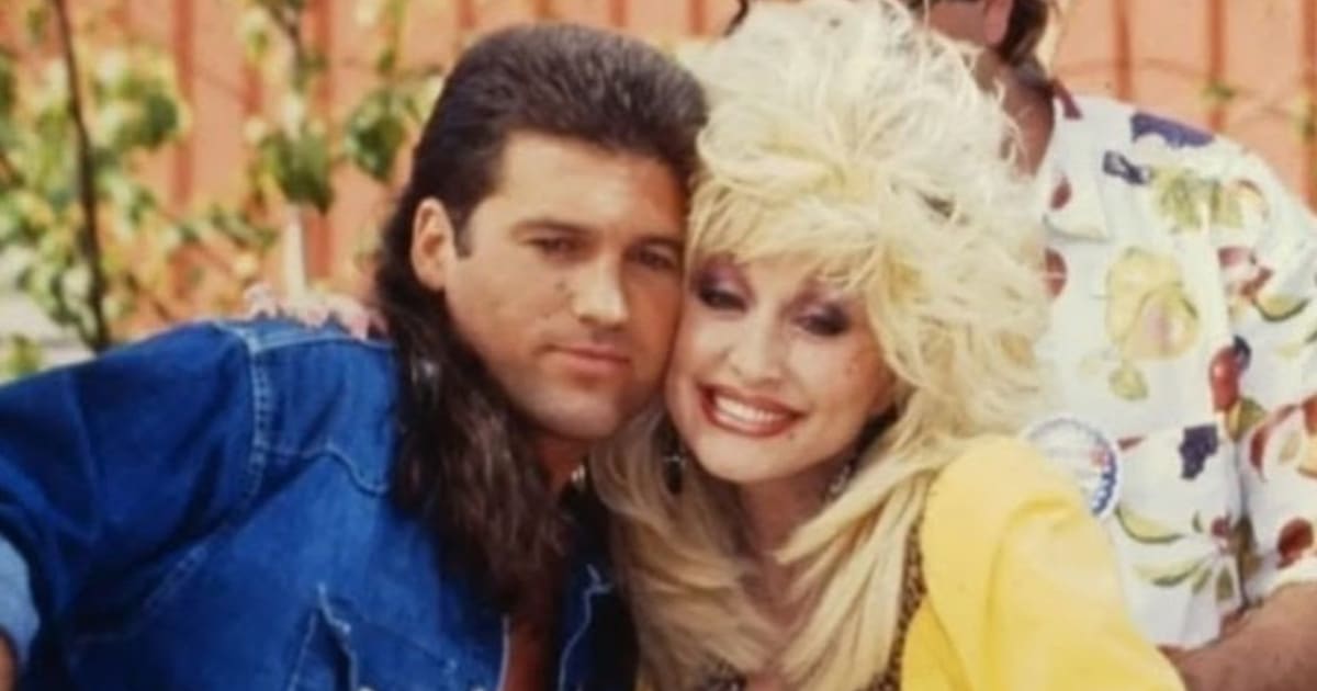Billy Ray Cyrus shared a photo of Dolly Parton’s handwritten letter from 1992 on Instagram (@billyraycyrus/Instagram)