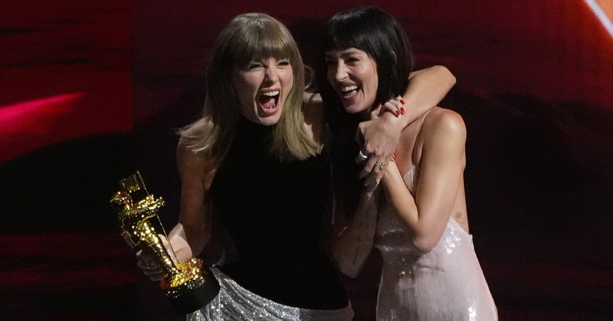Dakota Johnson praised her friend Taylor Swift at the 2026 MTV Video Music Awards (AP Photo/Chris Pizzello)