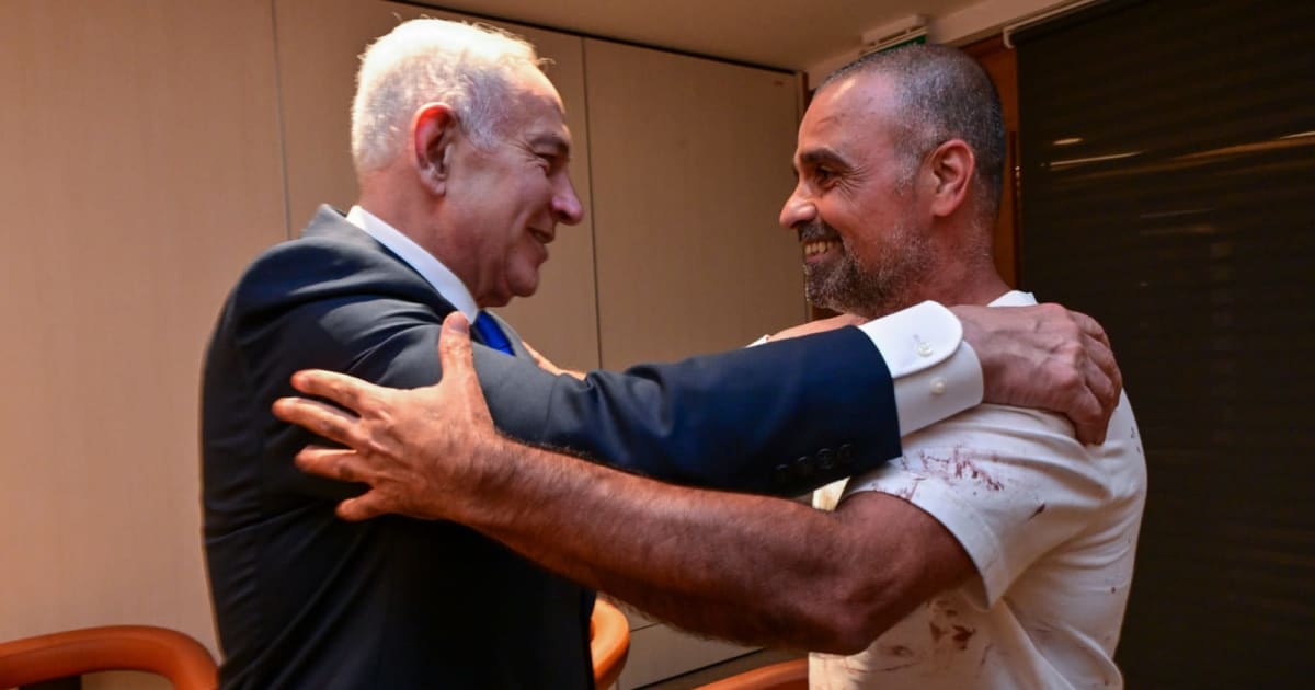 Israeli Prime Minister Benjamin Netanyahu met Flydubai passenger Yaniv Hayun, heard his account and praised him as a hero for helping stop the attacker (@IsraeliPM/X)