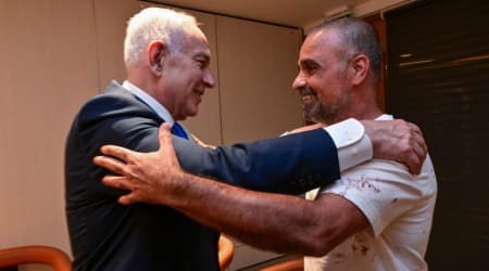 Netanyahu visibly moved as bloodied Flydubai hero recounts nightmare inside Israel-bound jet