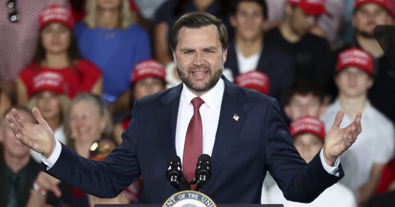 'Kick out the rest': Vance turns Florida rally interruption into midterm message