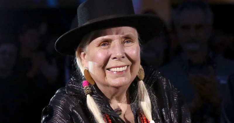 Joni Mitchell officially becomes a US citizen after more than 62 years in America